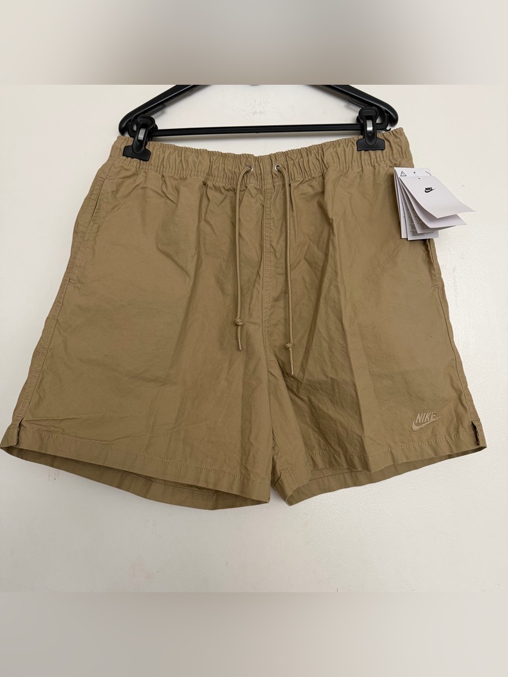 Men’s Nike Club Flow Above Knee Length Shorts Parachute Beige Size Medium